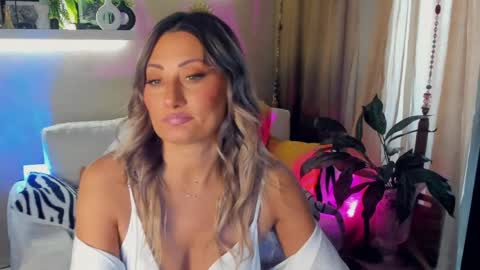 Snapshot of sarahholly chatting on 4, 6, 2026 Divine Sarah NONUDE model online show from 4, 6, 2026