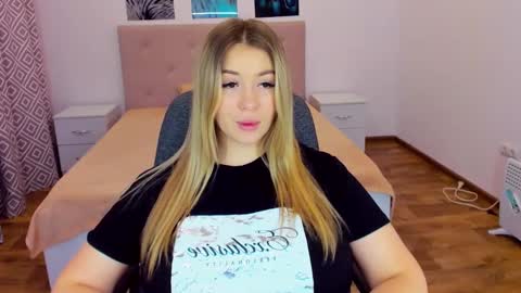 Snapshot of sarahmils chatting on 16, 12, 2024 Sarah online show from 16, 12, 2024