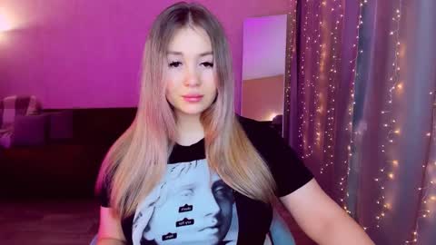 Snapshot of sarahmils chatting on 10, 3, 2025 Sarah online show from 10, 3, 2025