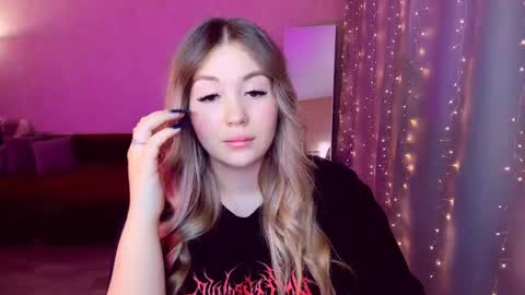 Snapshot of sarahmils chatting on 12, 3, 2025 Sarah online show from 12, 3, 2025