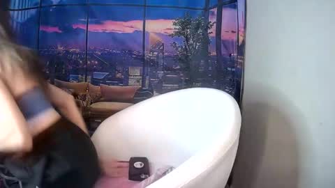 Snapshot of sarahstarr20 chatting on 16, 12, 2025 SarahStarr online show from 16, 12, 2025