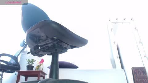 Saraloves online show from 21, 4, 2026