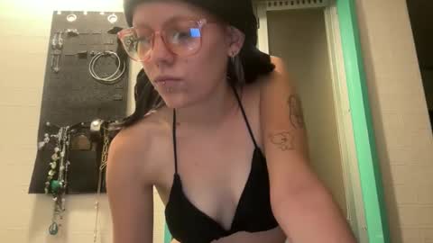 Snapshot of saraluvsu8 chatting on 12, 10, 2025 Sara 3 online show from 12, 10, 2025