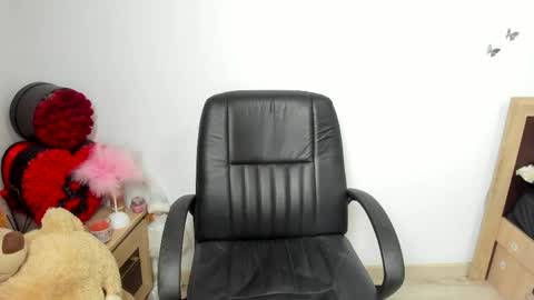 sassytiff online show from 18, 4, 2026