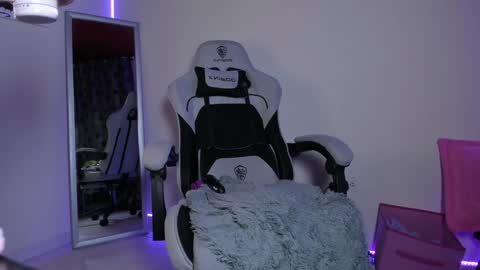    im expecting 300 thumbs up on my altar online show from 1, 1, 2025