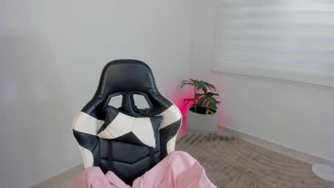Savannahwildee online show from 10, 7, 2026