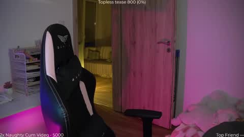 Snapshot of savvage_play chatting on 22, 4, 2026 Naomi online show from 22, 4, 2026