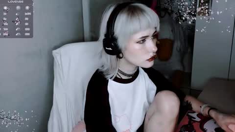 pronoun she. name Mary. age 21. online show from 9, 11, 2025