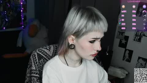 pronoun she. name Mary. age 21. online show from 10, 4, 2026