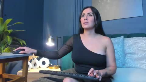 Scarlet Edwars online show from 24, 11, 2025