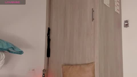 Scarlett Thumb up please help me 100 its important online show from 13, 2, 2025