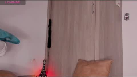 Scarlett Thumb up please help me 100 its important online show from 13, 2, 2025