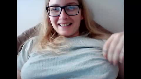 Snapshot of scissormam chatting on 12, 10, 2025 scissormam online show from 12, 10, 2025