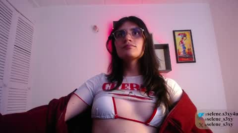 Snapshot of selene_cutie chatting on 25, 3, 2026 Selene help me with 50 thumbs up online show from 25, 3, 2026