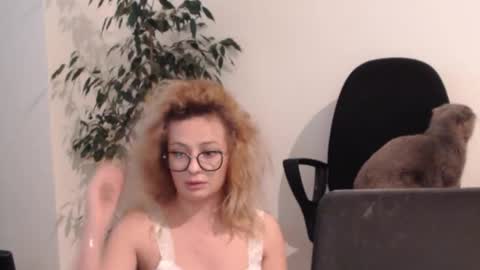 Snapshot of selenna_emma843468 chatting on 21, 11, 2025 Selenna online show from 21, 11, 2025