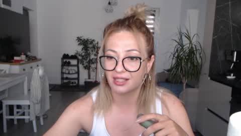 Snapshot of selenna_emma843468 chatting on 12, 7, 2026 Selenna online show from 12, 7, 2026
