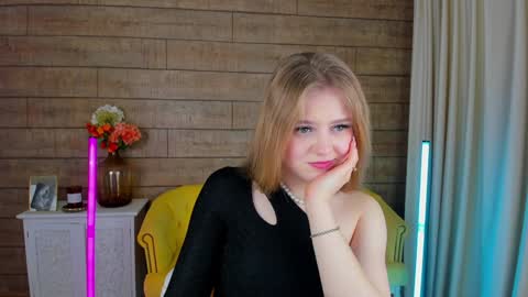 Snapshot of selinswarovski chatting on 4, 2, 2025 SelinSwarovski online show from 4, 2, 2025