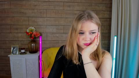 Snapshot of selinswarovski chatting on 4, 2, 2025 SelinSwarovski online show from 4, 2, 2025