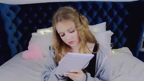 Snapshot of selinswarovski chatting on 11, 3, 2025 SelinSwarovski online show from 11, 3, 2025