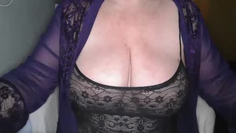 Snapshot of sensual_cris chatting on 5, 1, 2025 CRIS online show from 5, 1, 2025