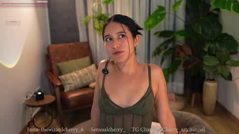 Maria- OF sensual bee online show from 9, 3, 2026