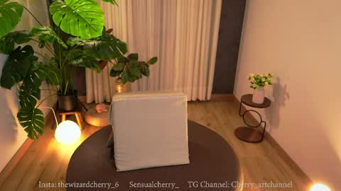 Maria- OF sensual bee online show from 25, 5, 2026