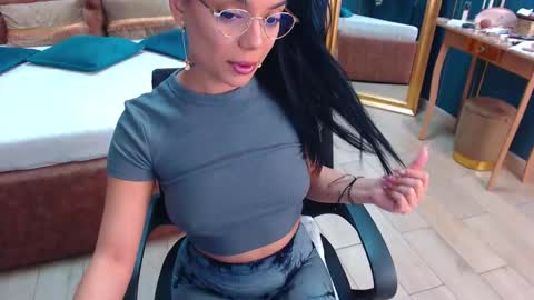 Snapshot of serena_mendez chatting on 11, 10, 2025 Serena online show from 11, 10, 2025