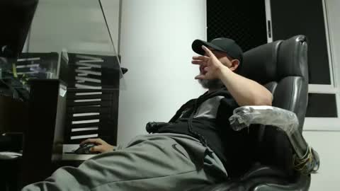 hetero serio discreto online show from 8, 4, 2026