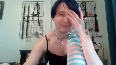 Servile Sarah online show from 19, 5, 2026
