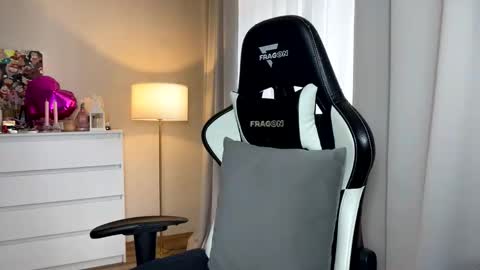 My name is Mia whats yours online show from 22, 9, 2025