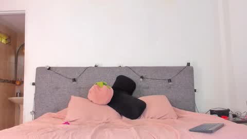 sexy_couple_xx1 online show from 11, 2, 2026