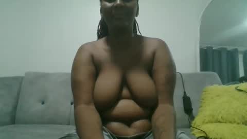 Snapshot of sexy_milk_slut chatting on 8, 1, 2026 milky online show from 8, 1, 2026