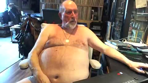 Snapshot of sexyolbear chatting on 2, 4, 2026 Grizz Lee Bear online show from 2, 4, 2026