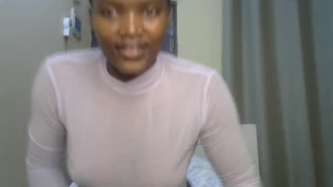 Snapshot of sexypetite_lee chatting on 5, 1, 2025 Lee online show from 5, 1, 2025