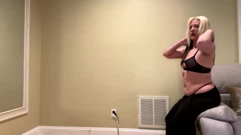 Snapshot of sexypiglet2728 chatting on 2, 1, 2025 Sexypiglet2728 online show from 2, 1, 2025