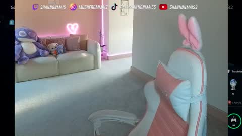 Snapshot of shannonblooms chatting on 24, 9, 2025 Shanmais online show from 24, 9, 2025