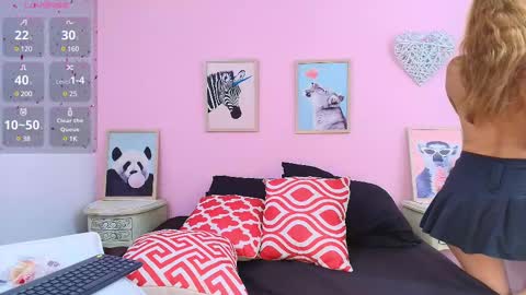 Snapshot of shantallvegga chatting on 4, 3, 2025 Shantall online show from 4, 3, 2025