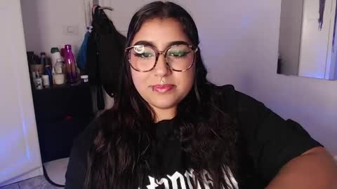 Snapshot of sheeylaroee chatting on 18, 5, 2026 Heidy online show from 18, 5, 2026