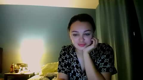 Snapshot of shesyourdream chatting on 25, 11, 2025 Vikki online show from 25, 11, 2025
