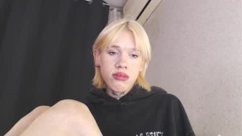 Snapshot of shortskrt chatting on 24, 2, 2026 polii and alisa online show from 24, 2, 2026