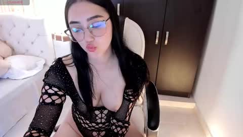 Snapshot of shy_angel4 chatting on 17, 9, 2025 Nahomy online show from 17, 9, 2025