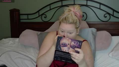 Snapshot of siennaxluxx chatting on 16, 9, 2025 Sienna Luxx online show from 16, 9, 2025