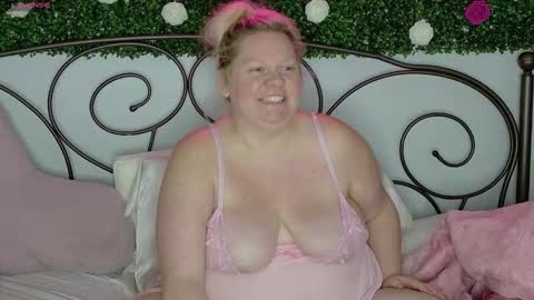 Snapshot of siennaxluxx chatting on 3, 10, 2025 Sienna Luxx online show from 3, 10, 2025