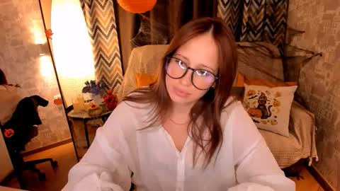 Snapshot of silvermoon_kira chatting on 22, 10, 2025 Kira online show from 22, 10, 2025