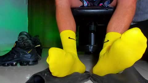 only foot                         worshipers here online show from 29, 4, 2026