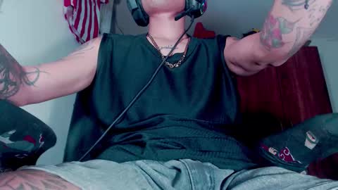 Snapshot of skateboy444 chatting on 14, 11, 2025 king online show from 14, 11, 2025