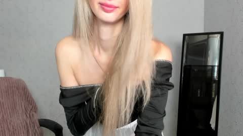 Skinnyladyy online show from 2, 2, 2025
