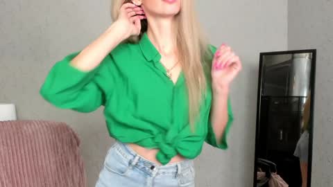 Skinnyladyy online show from 4, 2, 2025