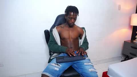 Snapshot of skylerbigxxx chatting on 19, 10, 2025 SKYLERBIGXXX online show from 19, 10, 2025