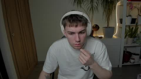 Snapshot of slippery_baby chatting on 19, 1, 2025 Mila online show from 19, 1, 2025